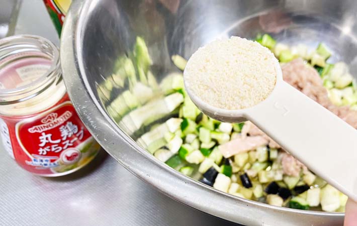 『彩り野菜の鶏だしそうめん』を作る写真