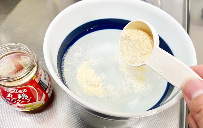 『彩り野菜の鶏だしそうめん』を作る写真