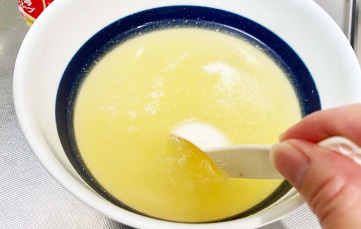 『彩り野菜の鶏だしそうめん』を作る写真