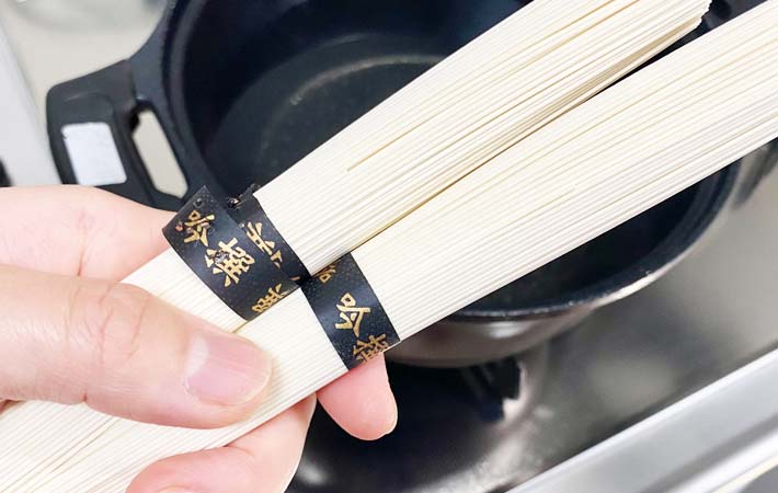 『彩り野菜の鶏だしそうめん』を作る写真