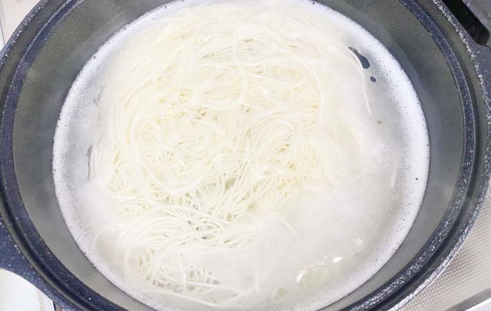 『彩り野菜の鶏だしそうめん』を作る写真