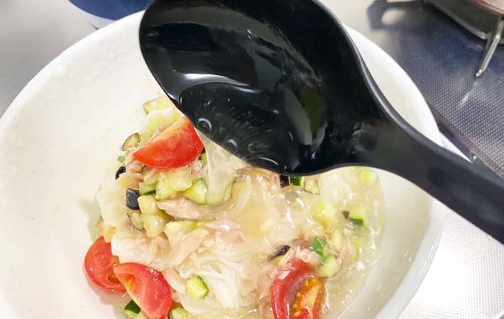 『彩り野菜の鶏だしそうめん』を作る写真