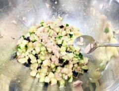 『彩り野菜の鶏だしそうめん』を作る写真