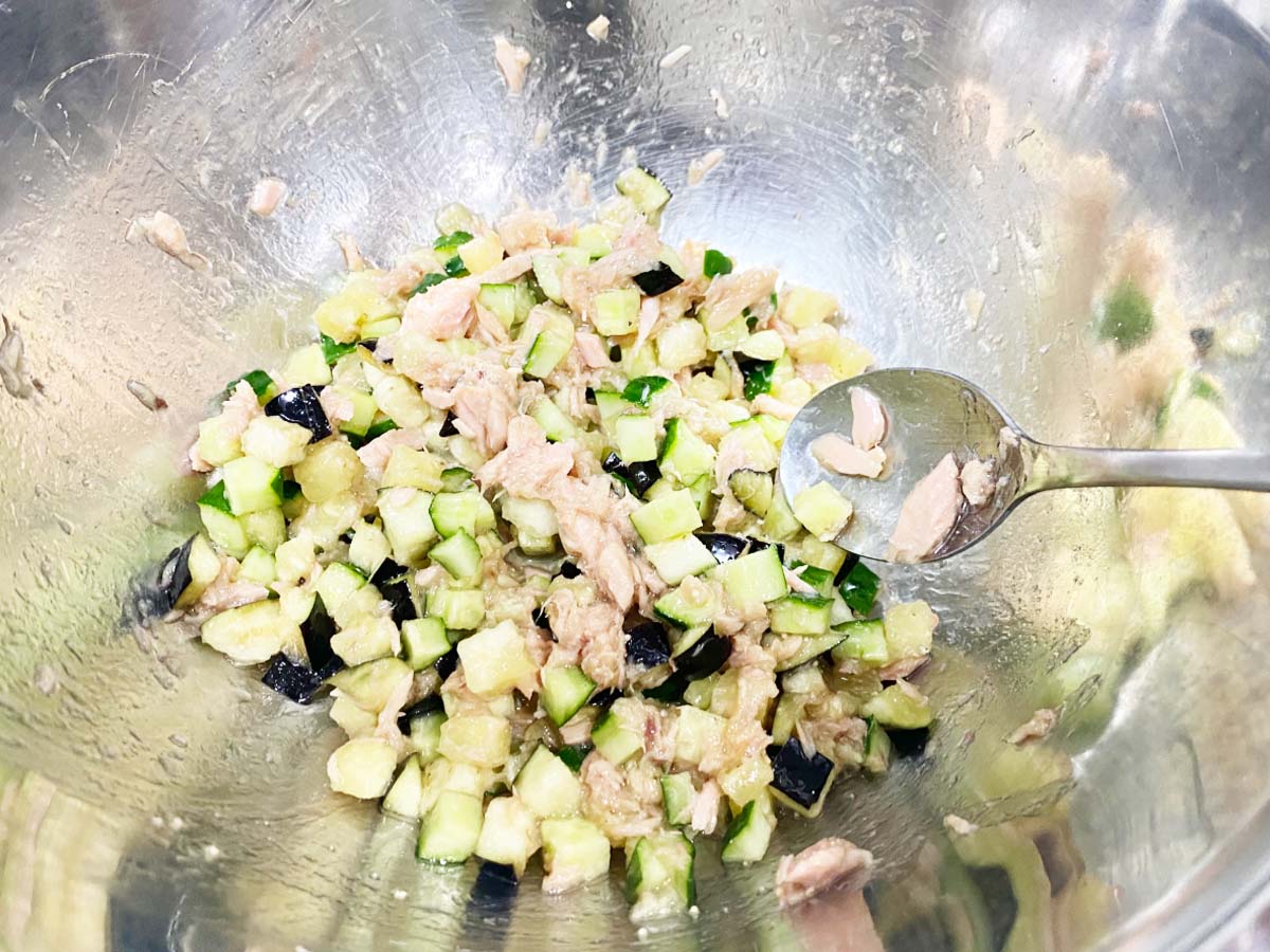 『彩り野菜の鶏だしそうめん』を作る写真