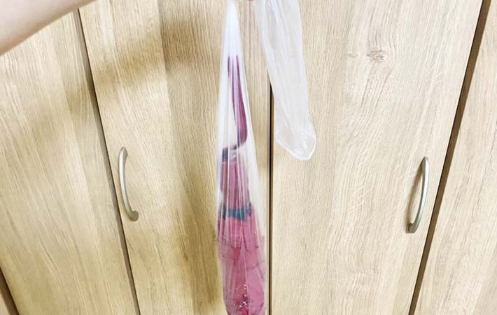 傘袋に折り畳み傘を入れた写真