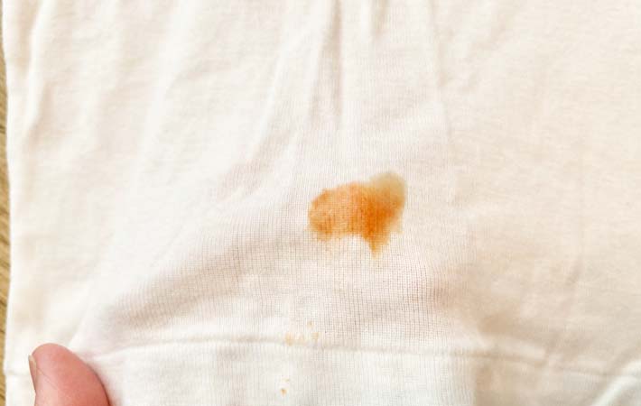 シミの付いたTシャツの写真