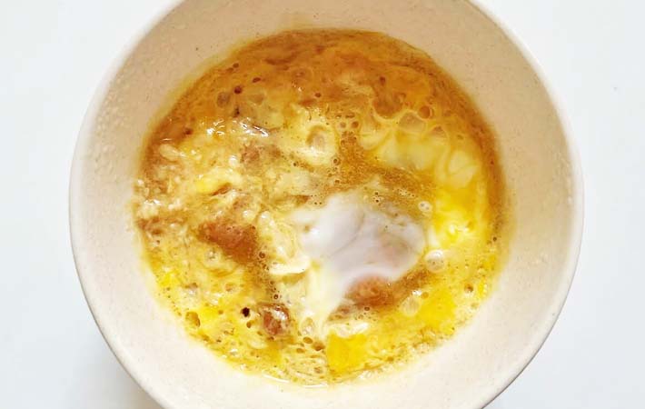 『焼き鳥缶で作る親子丼』を作る写真