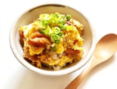 『焼き鳥缶で作る親子丼』の完成写真