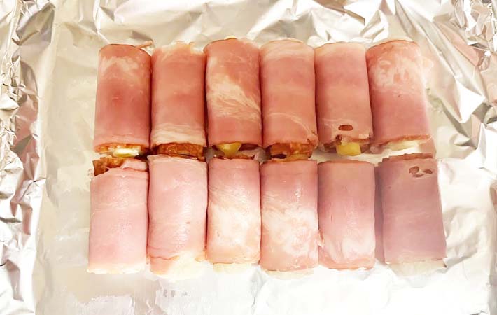 『チーズちくわのベーコン巻き』を作る写真