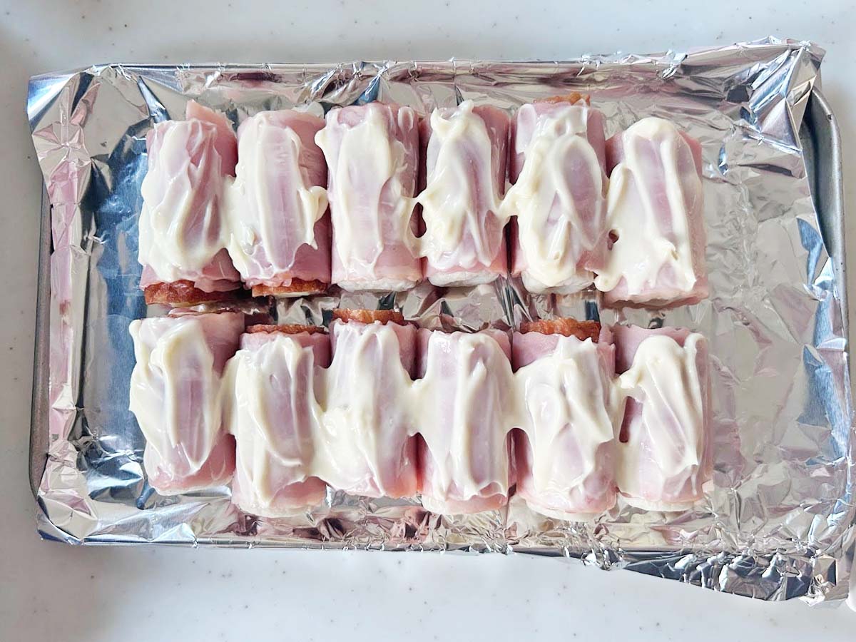 『チーズちくわのベーコン巻き』を作る写真
