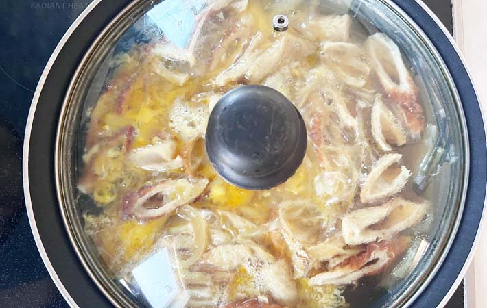 『ちくわの玉子とじ』を作る写真