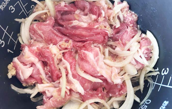 『しょうが焼きのだし炊きご飯』を作る写真