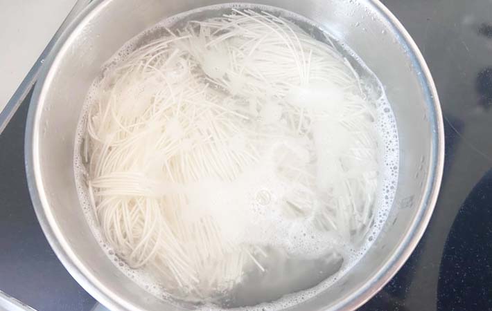 『味噌汁そうめん』を作る写真