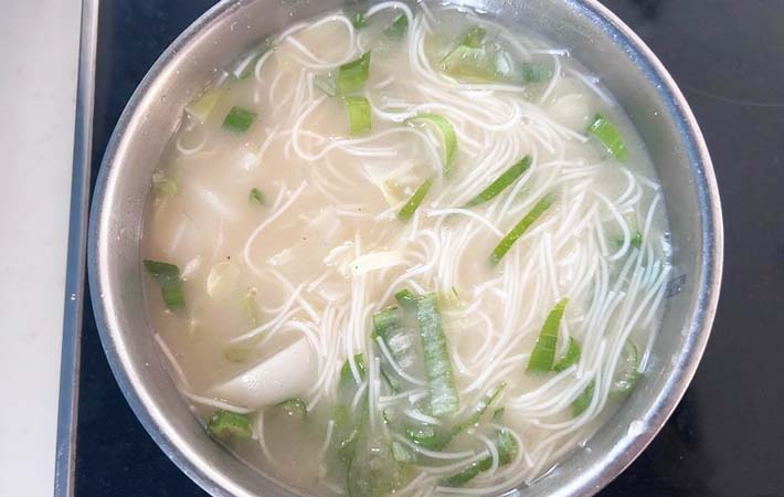 『味噌汁そうめん』を作る写真