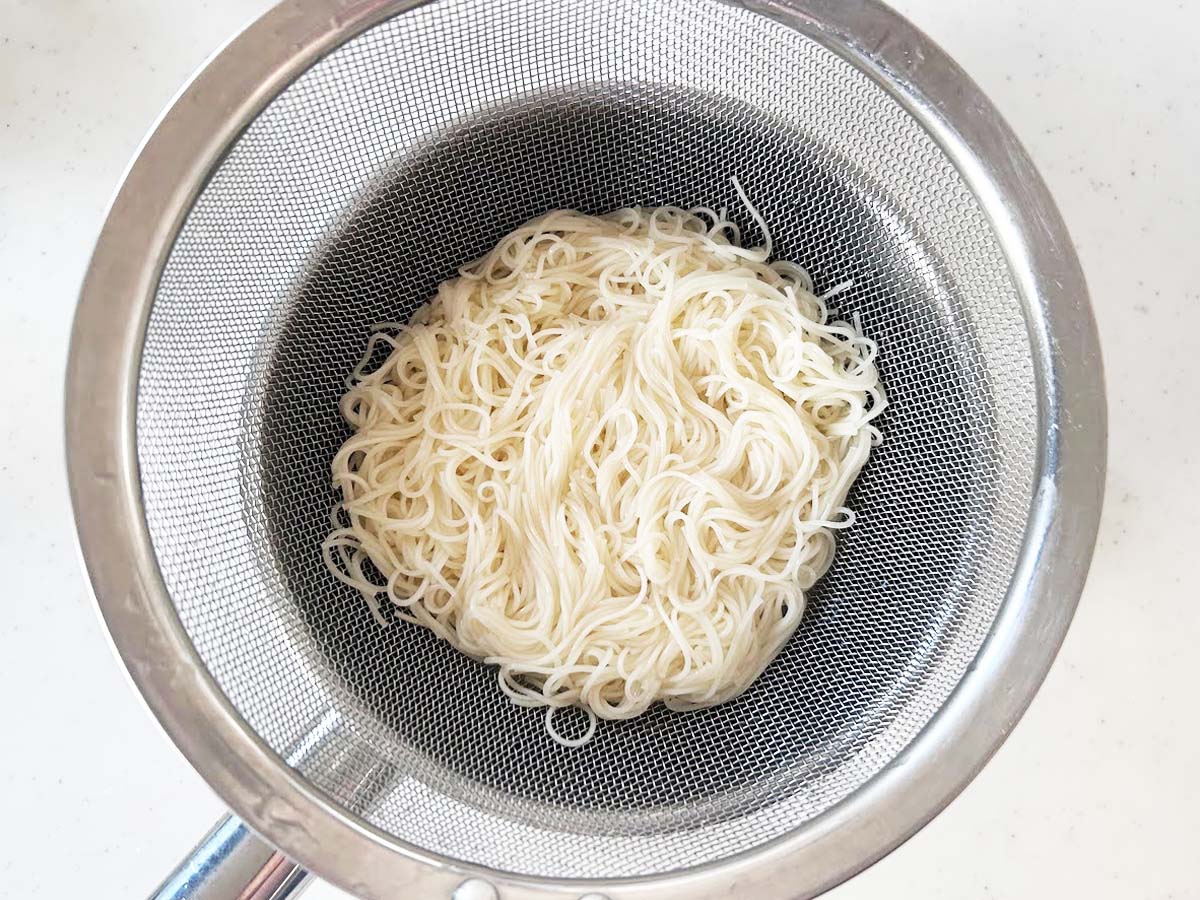 『味噌汁そうめん』を作る写真