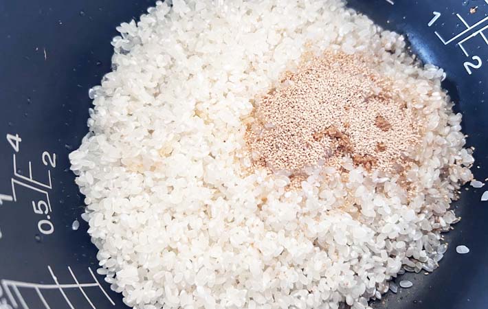 『から揚げ炊き込みご飯』を作る写真