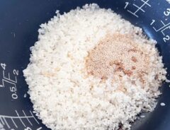 『から揚げ炊き込みご飯』を作る写真
