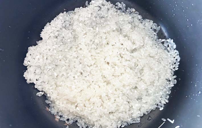 『金の豚角煮とほうじ茶で炊き込みご飯』を作る写真