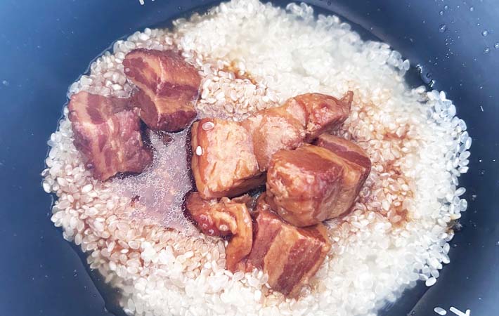 『金の豚角煮とほうじ茶で炊き込みご飯』を作る写真