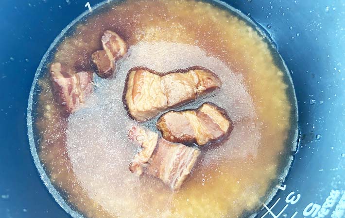 『金の豚角煮とほうじ茶で炊き込みご飯』を作る写真