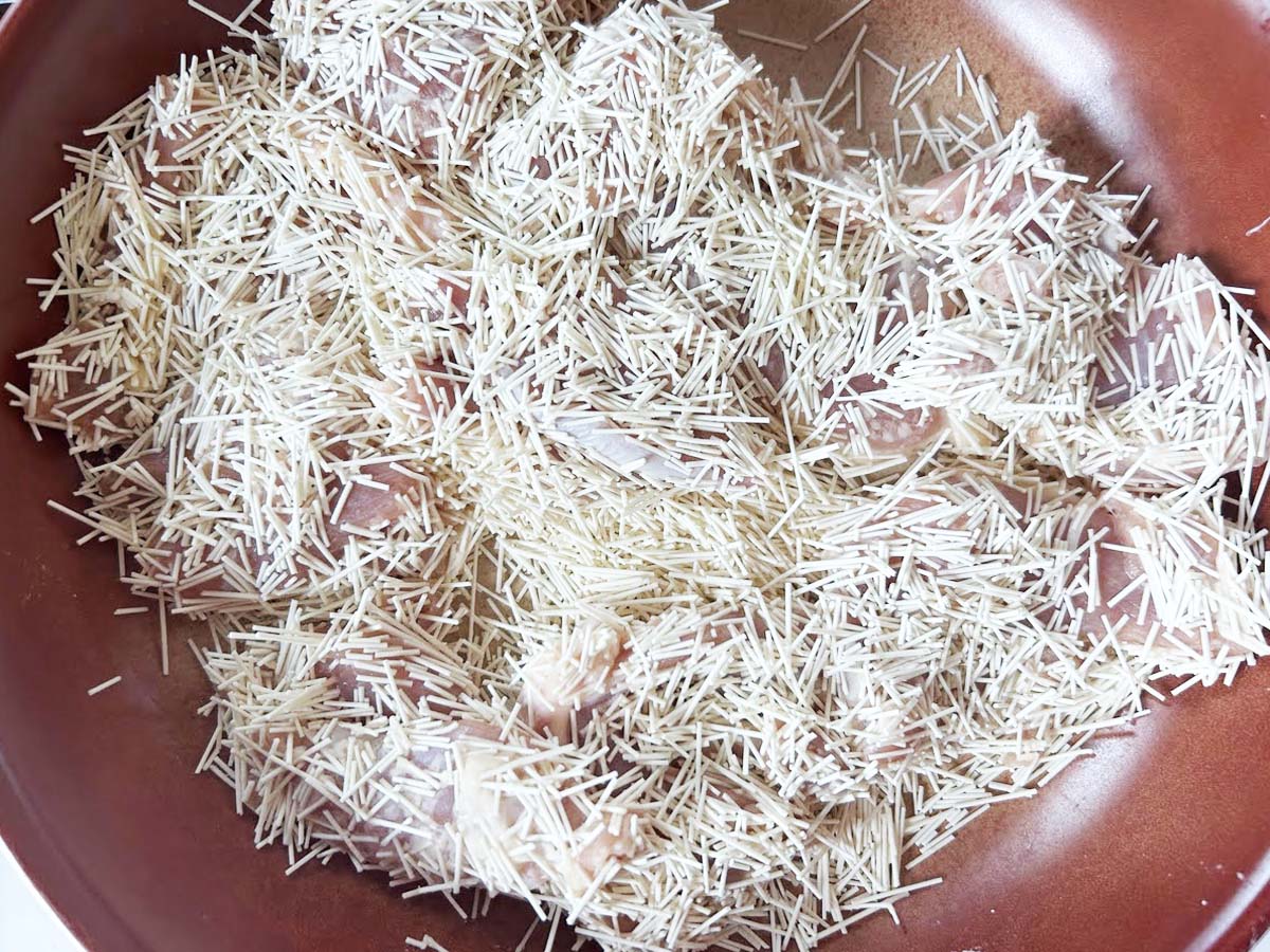 そうめん衣唐揚げを作る写真