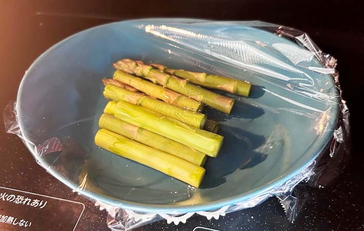 『アスパラチーズ餃子』を作る写真