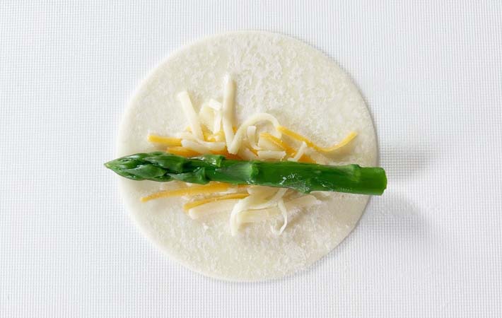 『アスパラチーズ餃子』を作る写真