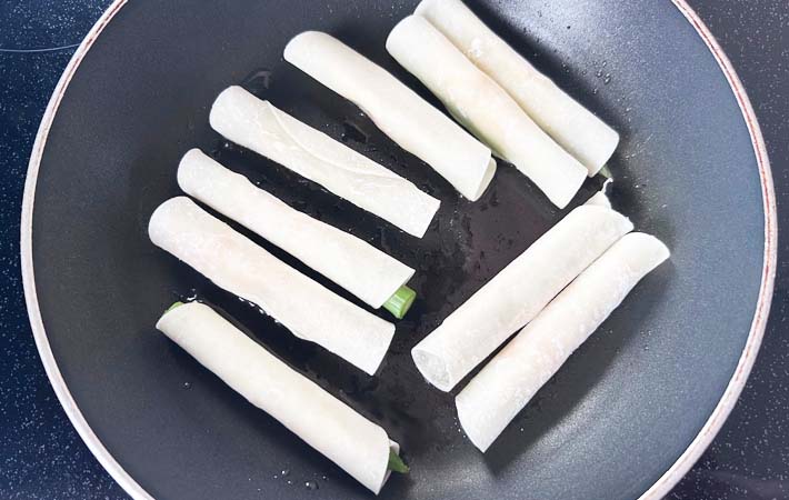 『アスパラチーズ餃子』を作る写真