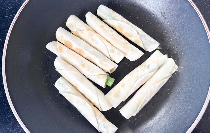 『アスパラチーズ餃子』を作る写真