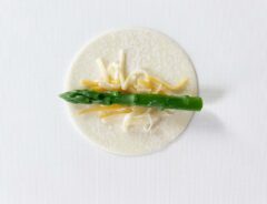 『アスパラチーズ餃子』を作る写真