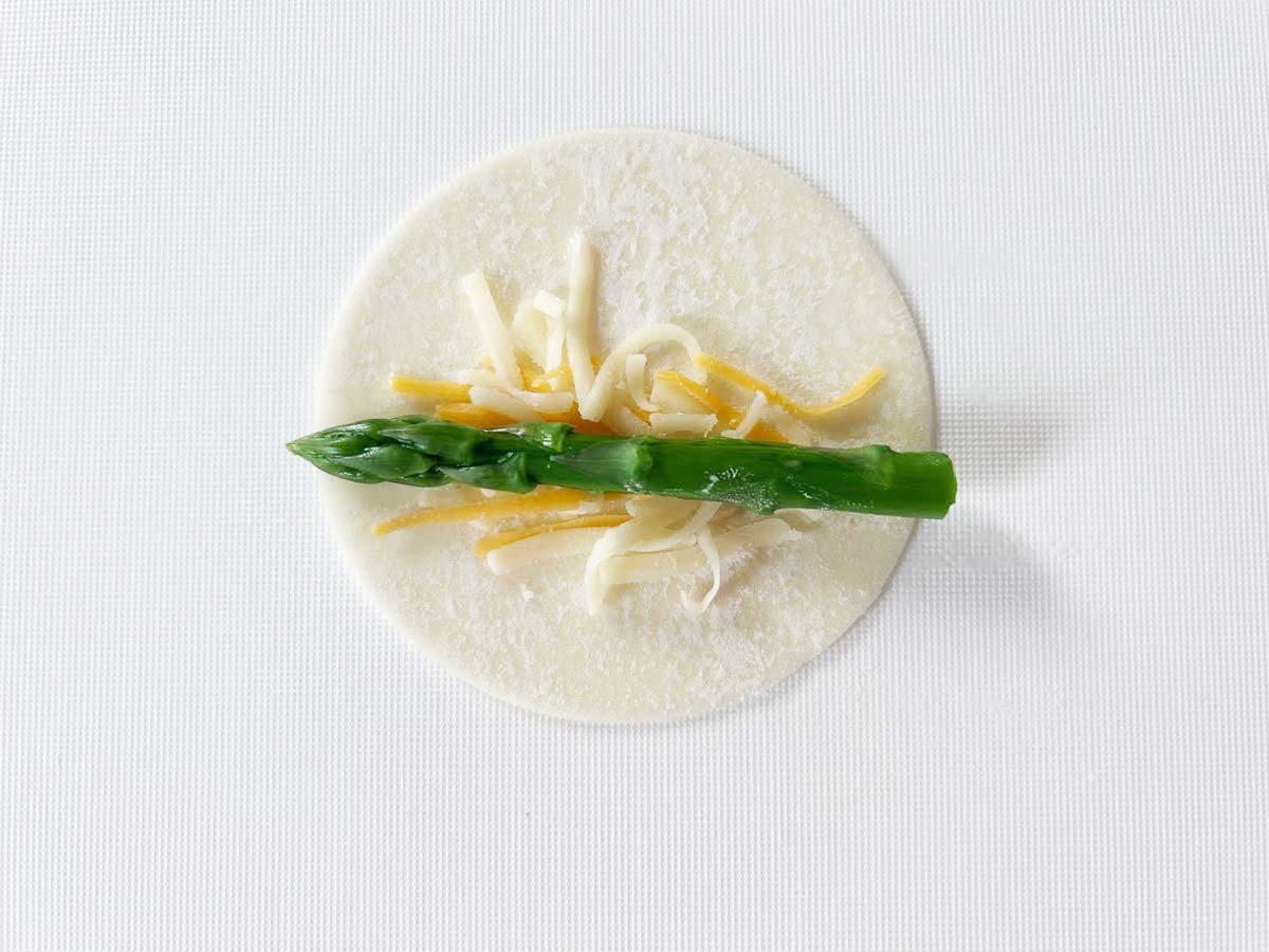『アスパラチーズ餃子』を作る写真