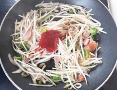 『もやしのナポリタン風』を作る写真