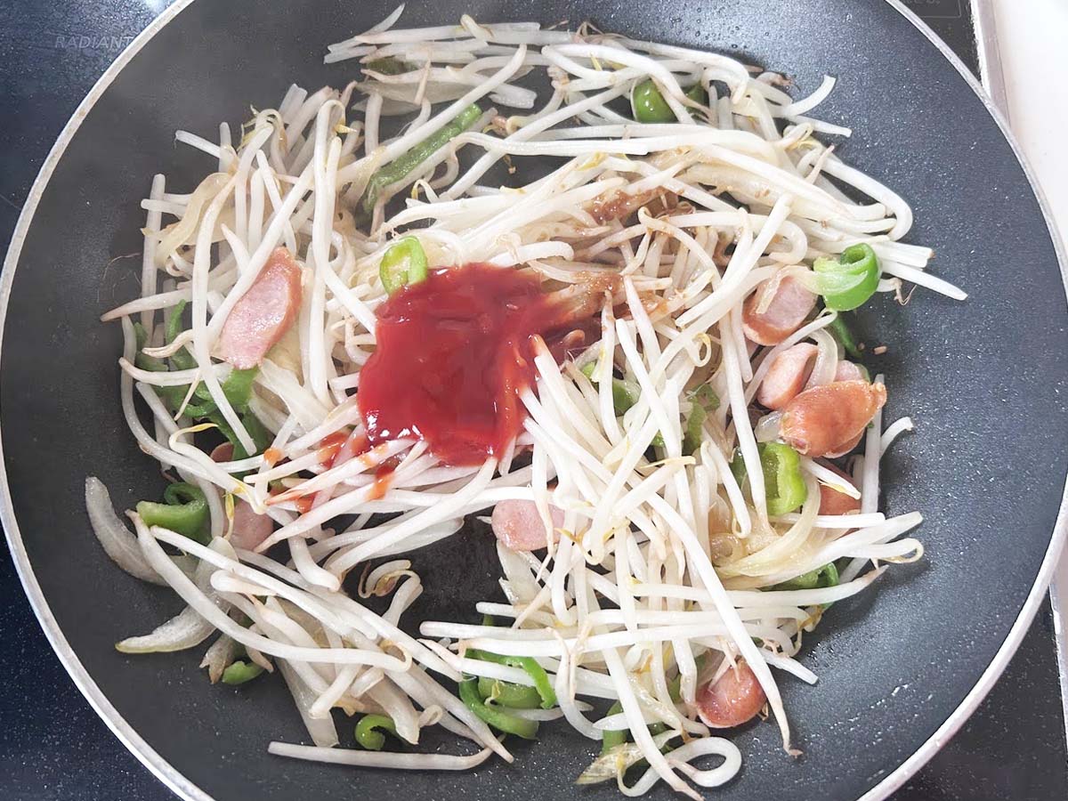 『もやしのナポリタン風』を作る写真
