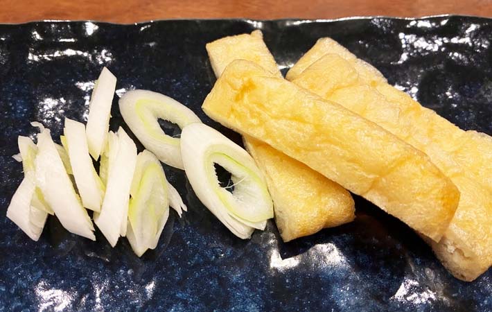 『残ったカレーとめんつゆでカレーうどん』の材料写真