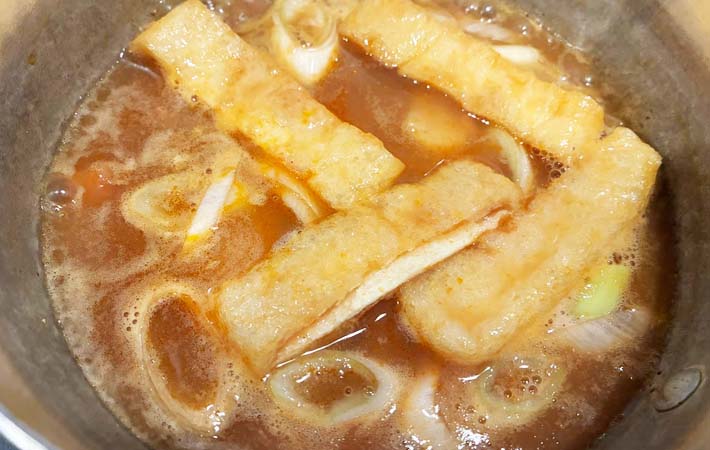 『残ったカレーとめんつゆでカレーうどん』を作る写真