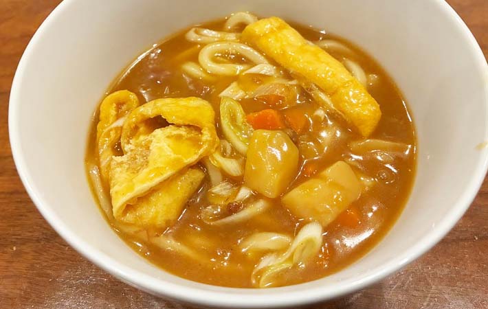 『残ったカレーとめんつゆでカレーうどん』の完成写真