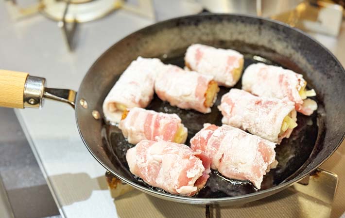 『ちくわの肉巻き』を作る写真