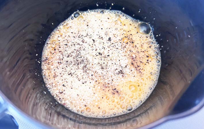 ブラックペッパーと粉チーズの玉子焼きを作る写真