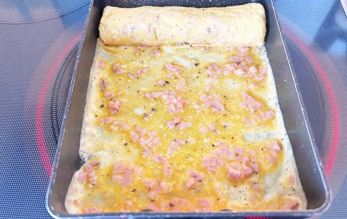 ブラックペッパーと粉チーズの玉子焼きを作る写真