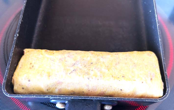 ブラックペッパーと粉チーズの玉子焼きを作る写真