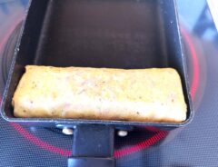 ブラックペッパーと粉チーズの玉子焼きを作る写真