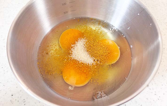 『カレー風味の卵焼き』を作る写真