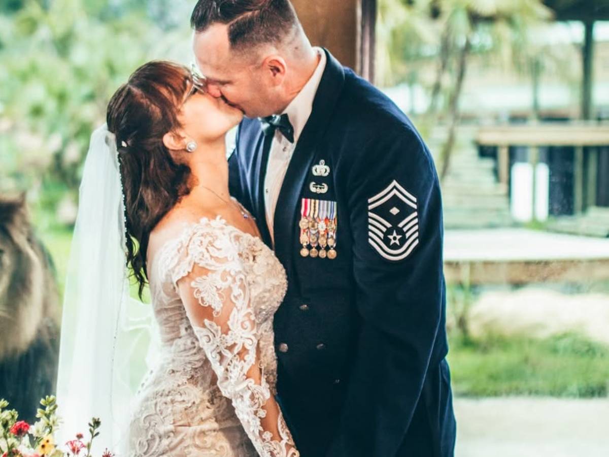 結婚式を挙げる新郎新婦の写真