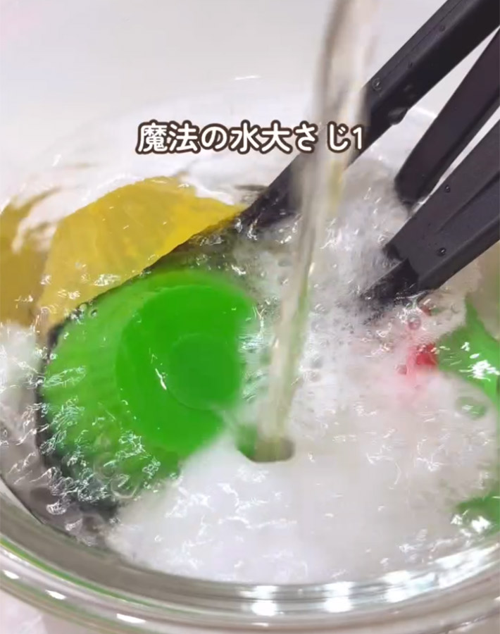 ゆあ（yua_kurashi_）さんが紹介した、シリコン調理器具やタッパーの洗い方