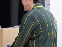 クロネコヤマトの配達員の写真