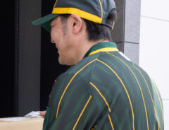 クロネコヤマトの配達員の写真