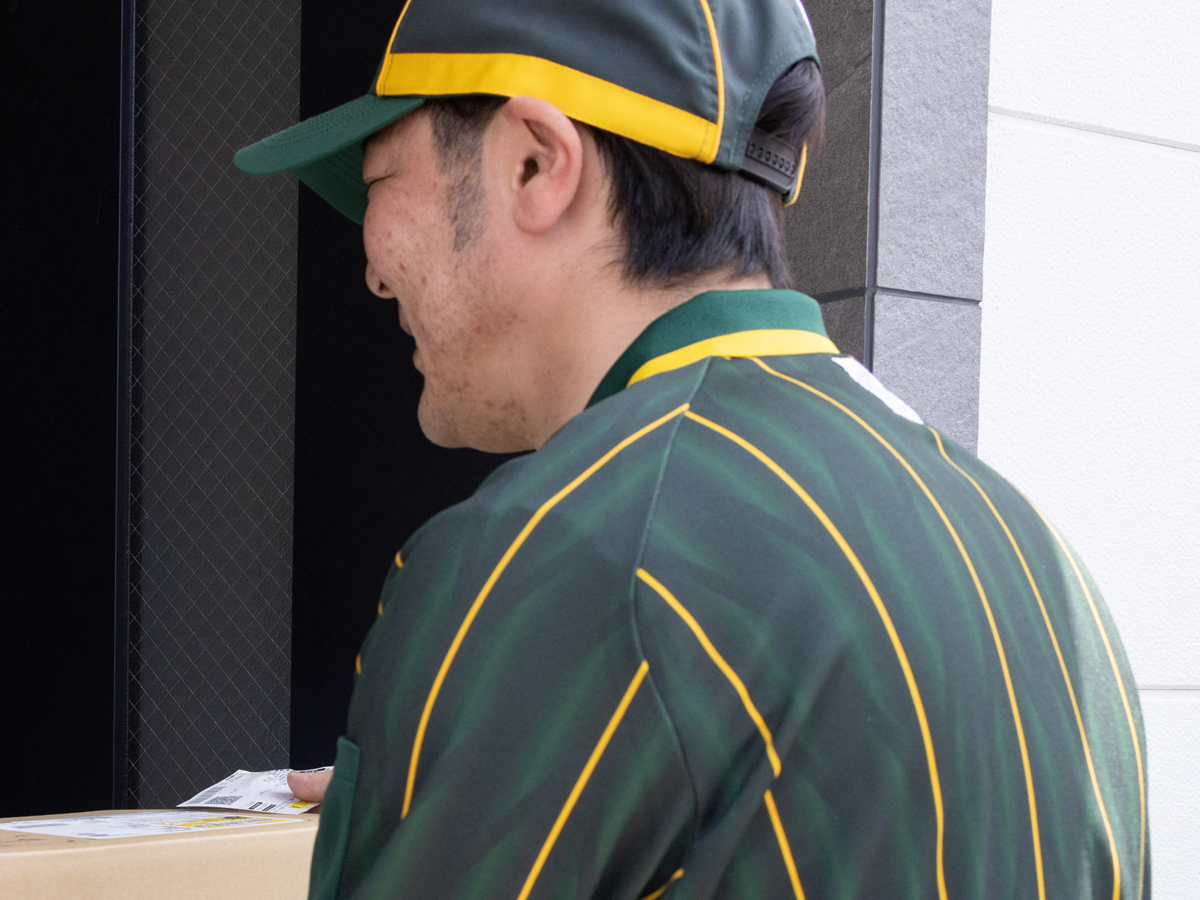 クロネコヤマトの配達員の写真