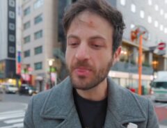 日本のコンビニのたまごサンドを食べるアメリカ人男性の写真