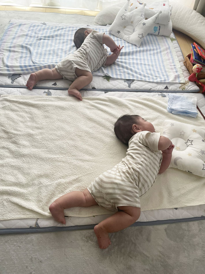 同じ寝相で眠る双子