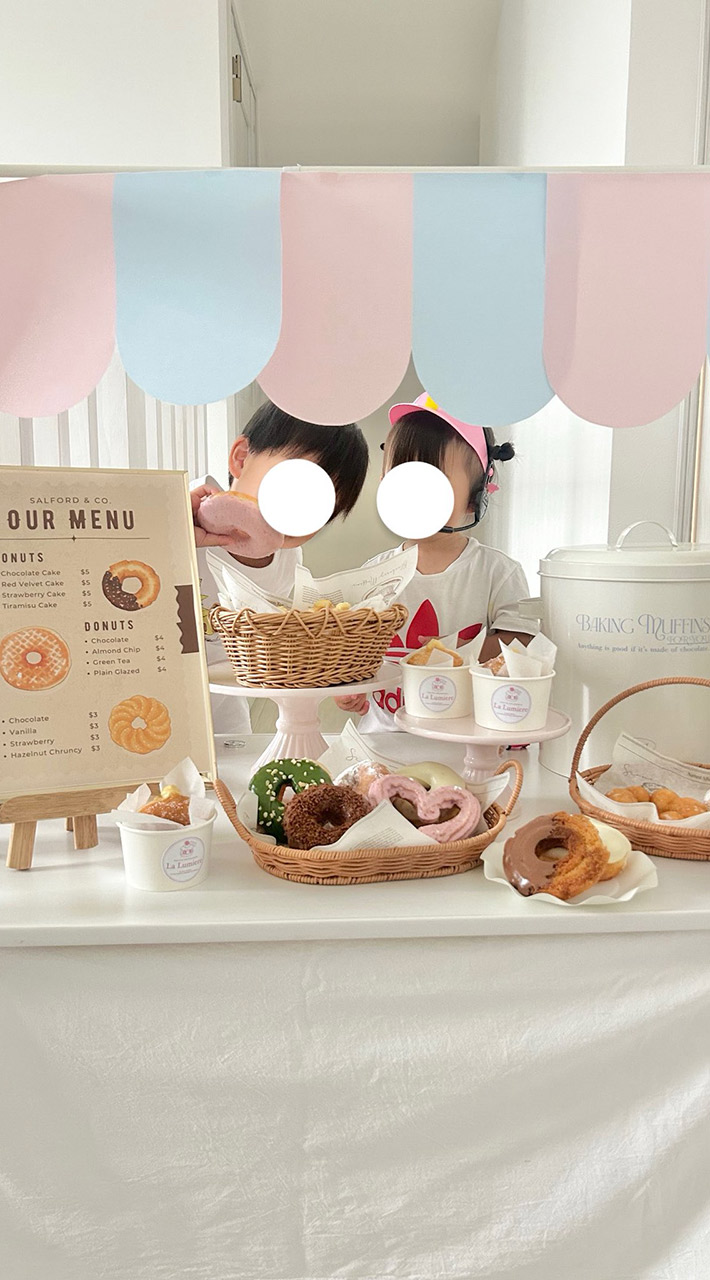 ドーナツ店ごっこをする子供たち